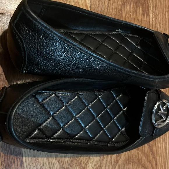 Michael Kors size 8 flats preowned leather black - Picture 5 of 5